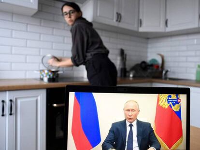 una mujer escucha el discurso de Putin en el que ha decretado 30 días de vacaciones pagadas para todos los rusos.