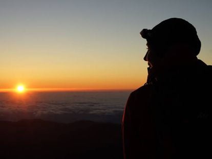 La guía Lucía Méndez, al amanecer desde el pico del Teide.