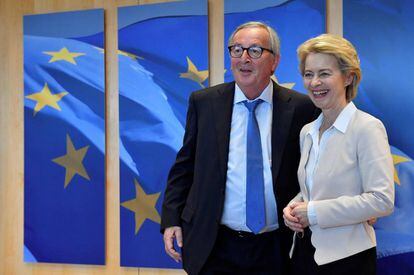 El presidente saliente de la Comisión Europea, Jean-Claude Juncker, recibe en Bruselas el 23 de julio a su sucesora, Ursula von der Leyen (JOHN THYS / AFP)