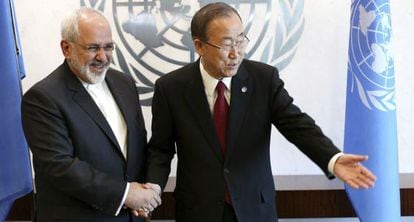 El ministro de Exteriores iran&iacute;, Mohamad Yavad Zarif, junto al secretario general de la ONU, Ban Ki-moon, en Nueva York. 