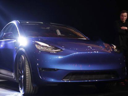 El CEO de Tesla, Elon Musk, junto al Model Y el jueves en Los Ángeles.