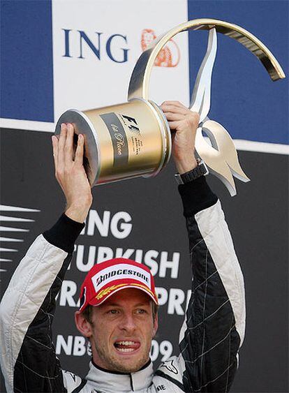 El británico Jenson Button celebra su sexta victoria de la temporada en el podio