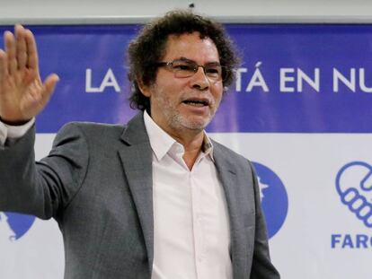 El jefe guerrillero Pastor Alape explica los bienes de las FARC en Bogot&aacute;, Colombia. 
