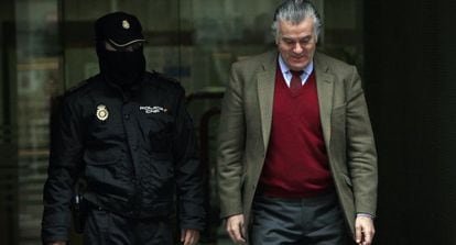 Luis Bárcenas, ex tesorero del PP, sale de la Audiencia Nacional en mayo de 2013.