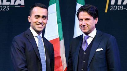 El líder del Movimiento Cinco Estrellas, Luigi Di Maio, estrecha la mano del abogado italiano Giuseppe Conte.