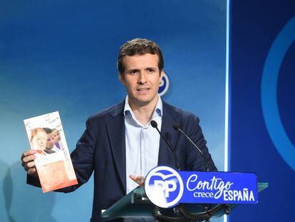 El vicesecretario de comunicación del Partido Popular, Pablo Casado, dando explicaciones sobre su máster.