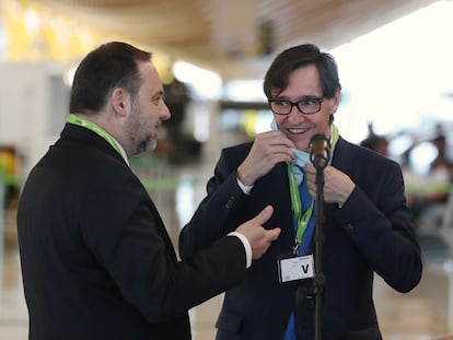 Los ministros de Fomento, Jose Luis Ábalos, y de Sanidad, Salvador Illa durante su visita al aeropuerto Adolfo Suárez Madrid Barajas.