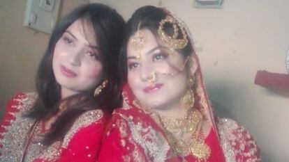Las dos hermanas asesinadas, en una imagen distribuida por la policía del Punjab (Pakistán).