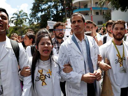 Juan Guaidó, en el centro, en la manifestación contra el líder chavista Nicolás Maduro.