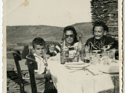 Gala coge de la mano a Joan, mientras Dalí lo mira, tras una comida en la terraza del hotel Port Lligat, en 1949, en una imagen realizada por Pablo Sagnier Costa.