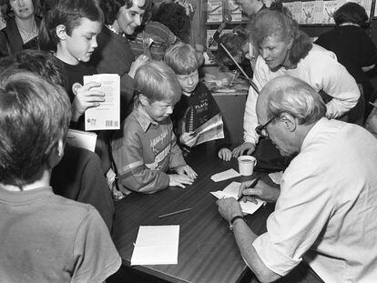 Roald Dahl firma autógrafos a sus lectores infantiles en un centro comercial de Dublín el 22 de octubre de 1988