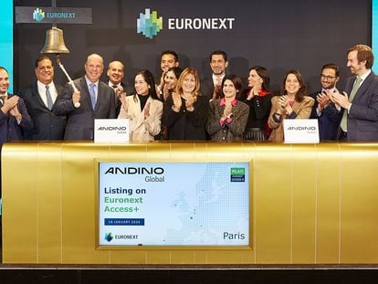 Momento en el que el CEO de Andino, Carlos Vargas, ha tocado la campana en el Euronext de París esta mañana.