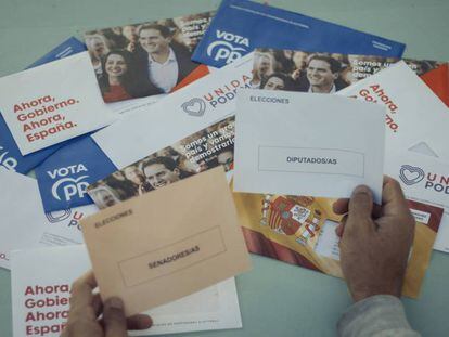 Papeletas electorales de varios partidos políticos.