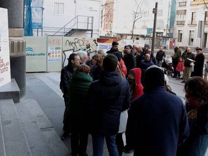 Un grupo de personas hacen cola para recoger uno de los ejemplares de los 'Episodios nacionales' de Benito Pérez Galdós.