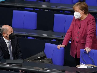 La canciller, Angela Merkel, conversa con el ministro de Finanzas, Olaf Scholz, en el Bundestag, la semana pasada.