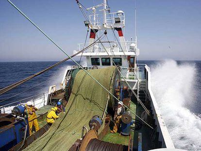 Los barcos dedicados a la pesca de altura tendrán que cambiar de caladeros.