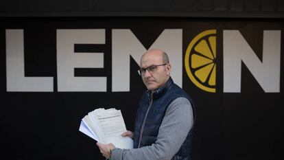 Enrique Francés, vecino afectado por el Lemon Club, sostiene documentos del expediente municipal sobre la discoteca.