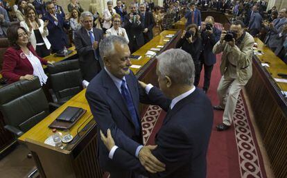 Griñán recibe la felicitación de Javier Arenas.