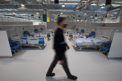 Un trabajador en una de las habitaciones del hospital el día de su inauguración, el 1 de octubre.