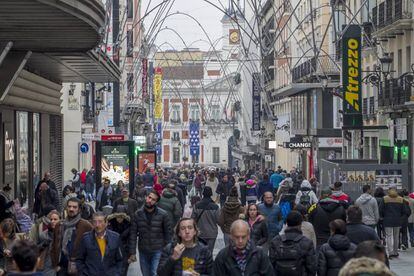 Cientos de personas acudieron al centro de Madrid a aprovechar los descuentos de finales de noviembre.