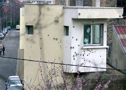 Las huellas del asalto podían verse ayer por la mañana en una torre de vigilancia de la prisión de Fresnes.