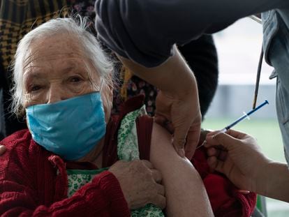 Adultos mayores de 60 años reciben la aplicación de la vacuna contra la covid-19 en el Centro Deportivo Carmen Serdán en la alcaldía Gustavo A. Madero, Ciudad de México. FOTO | VIDEO: MÓNICA GONZÁLEZ