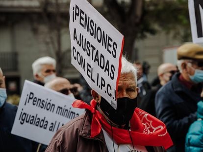 Manifestación de pensionistas ante el Congreso de los Diputados, el pasado 6 de abril.