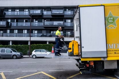 
Gonzalo Fernández descarga un camión eléctrico de Alimerka junto a un supermercado de la empresa en Gijón.
