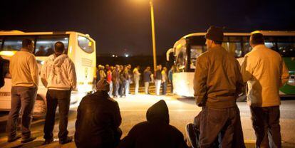 Un grupo de palestinos espera para entrar en uno de los autobuses, cerca de Qalqilya, en Cisjordania. 