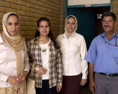 El traductor Flayeh al Mayali, junto a alumnas de la Universidad de Bagdad.