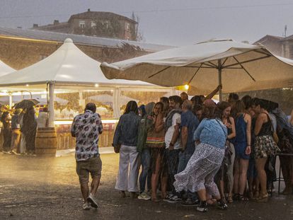 Varias personas se refugiaban anoche de una fuerte tormenta que obligó a suspender el concierto de Quique González, dentro del festival Muwi, en Logroño.