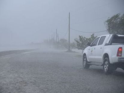 El mayor huracán de la historia del Atlántico ha dejado hasta el momento 20 muertos. Las predicciones apuntan que Miami será el lugar donde el impacto será mayor. Seis millones de personas están en peligro extremo