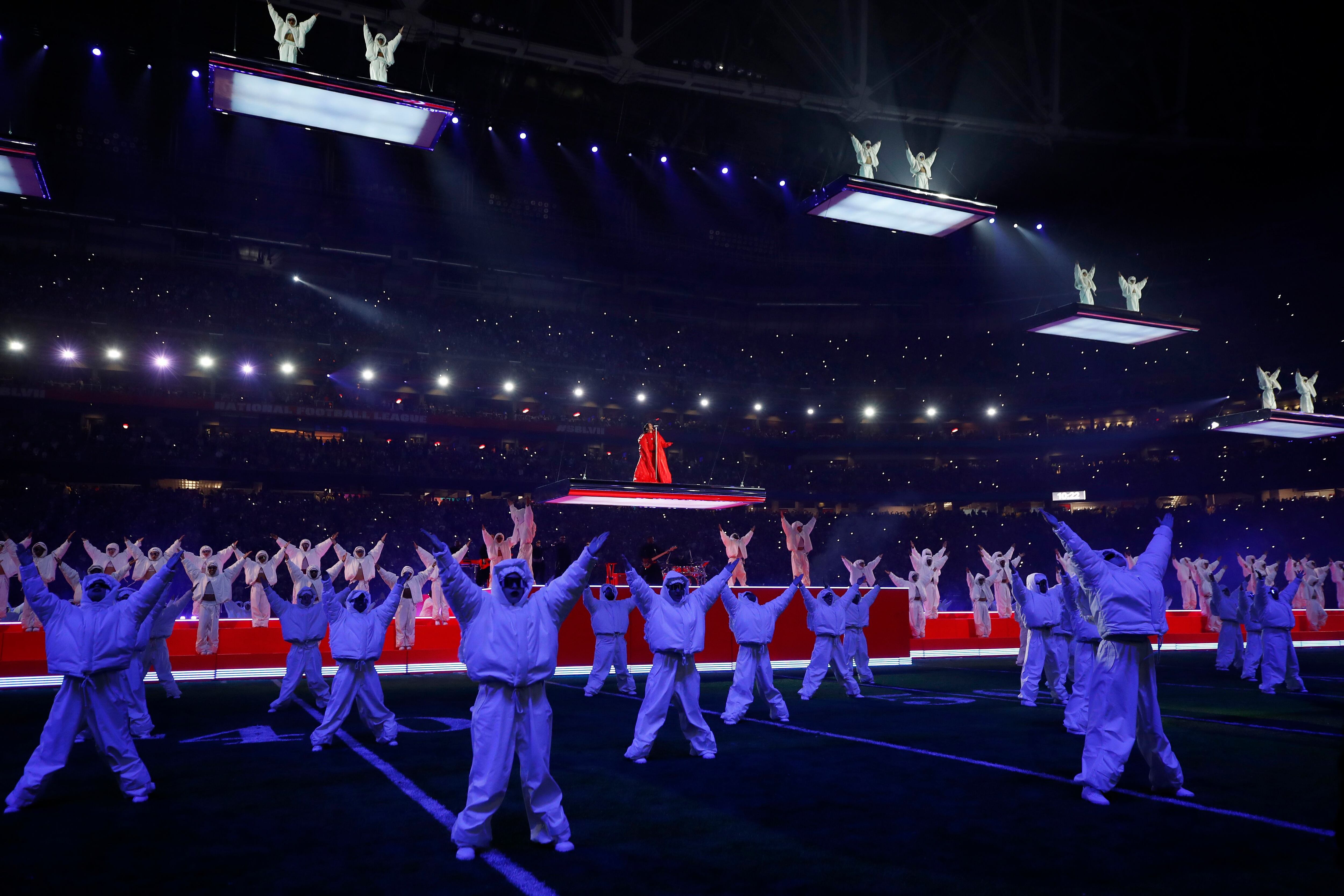 Rihanna subida a una plataforma durante su actuación en la Super Bowl. 