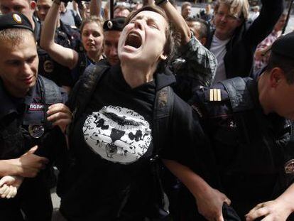 La polic&iacute;a rusa detiene a una activista por los derechos de los gais ante la Duma, durante la tramitaci&oacute;n de la pol&eacute;mica ley.