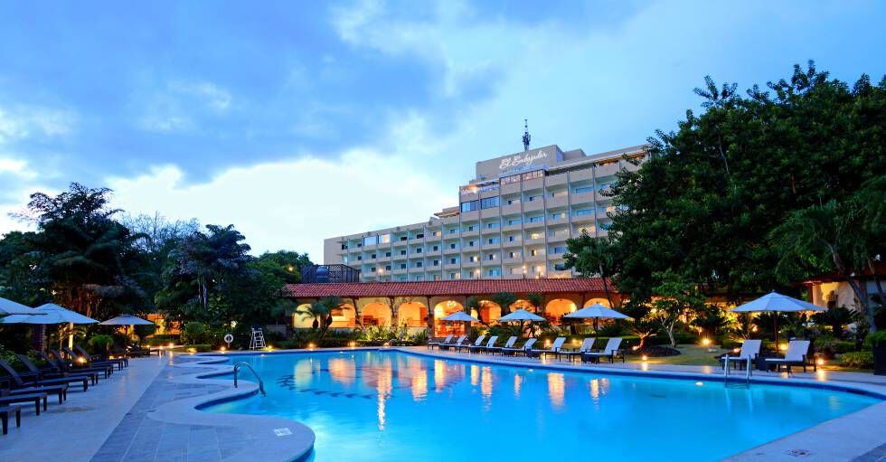 Área de piscina y jardines tropicales de El Embajador, a Royal Hideaway Hotel.