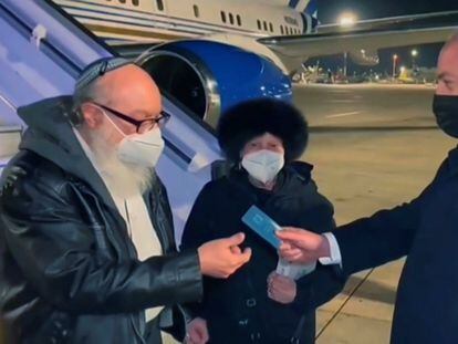 Jonathan Pollard recibe la tarjeta de residencia de mano de Benjamín Netanyahu, en el aeropuerto de Ben Gurión, cercano a Tel Aviv. Detrás, la mujer de Pollard, Esther.