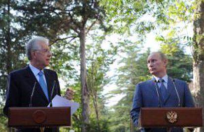 El presidente ruso, Vladimir Putin (d), y el primer ministro italiano, Mario Monti, durante una rueda de prensa en Sochi (Rusia) hoy. EFE/Alexei Druzhinin/Ria Novosti