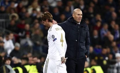 Zidane consuela a Ramos tras su expulsión ante el City.