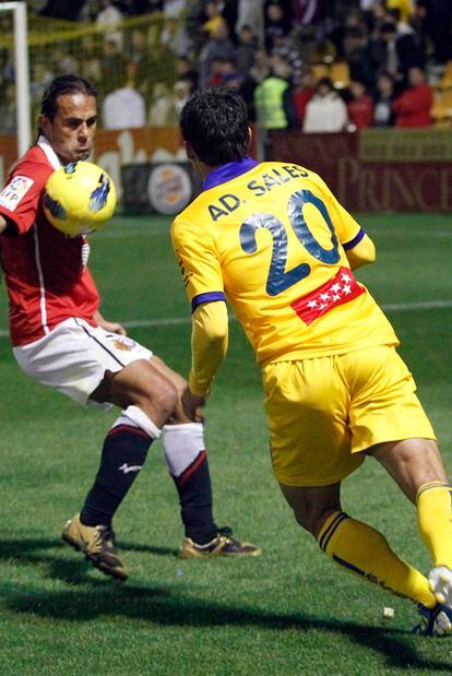 Sales encara a Mingo durante el encuentro entre el Alcorcón y el Nàstic.