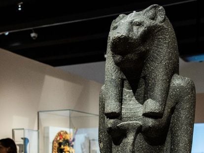 Estatua de la diosa egipcia Sejmet en la exposición 'Veneradas y temidas'.
