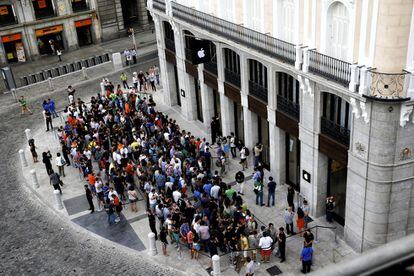 Decenas de personas minutos antes de la apertura.