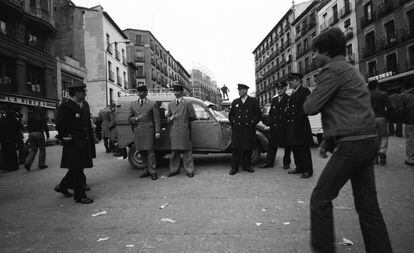 'Grises', 'tablillas' y 'cirila'. Agentes de la Policía Armada y la Policía Municipal de Madrid junto a un 2CV en la plaza de Cascorro. Durante la Transición El Rastro madrileño fue escenario de cargas policiales y manifestaciones no autorizadas, que acaban en incidentes violentos. En noviembre de 1977 EL PAÍS le dedicó un editorial en el que pedía salvar El Rastro y a los partidos políticos trasladar sus puestos, origen de conflictos y enfrentamientos.