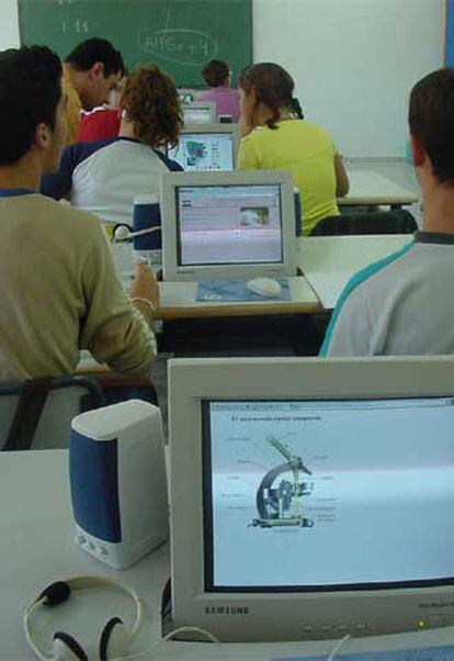 Un grupo de alumnos trabaja en clase con el ordenador.