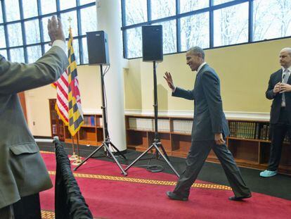 Obama anda sin zapatos en la mezquita de Baltimore