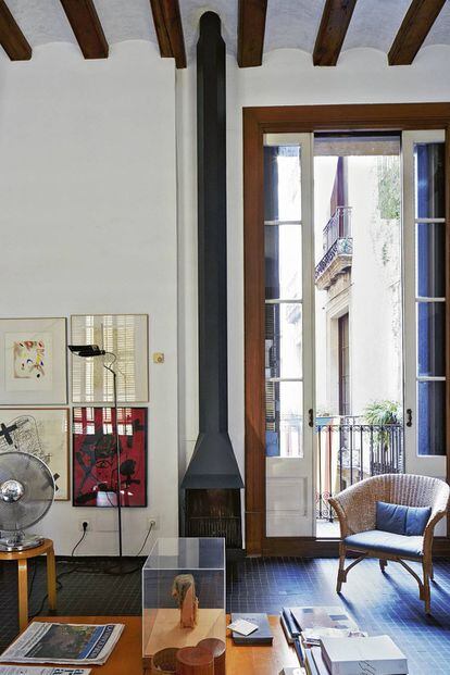 El mobiliario clásico contemporáneo está dosificado. En la pared, chimenea de Coderch y, a la izquierda, bajo el ventilador, mesita de Alvar Aalto.