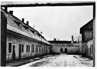 Uno de los patios del campo de concentración checo de Theresienstadt. Al fondo se lee el cartel: 'Arbeit Macht Frei' (El trabajo os hará libres). 1946