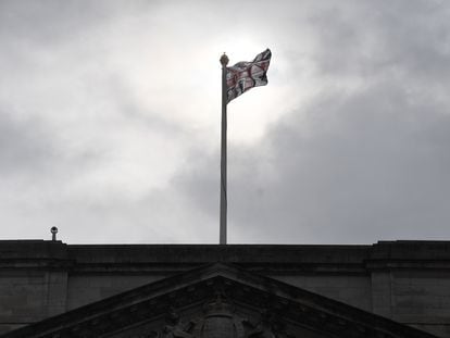La bandera británica ondea sobre el palacio de Buckingham este jueves.