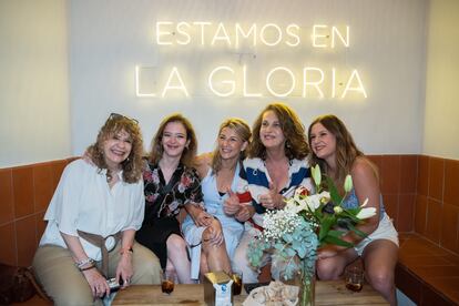 La candidata de Sumar a la presidencia del Gobierno, Yolanda Díaz, tercera por la derecha, este sábado, tomando el aperitivo en un ambiente relajado con compañeros de partido como Alejandra Jacinto (a la derecha), Elizabeth Duval (segunda por la izquierda), Gioconda Belli (a la izquierda) y Carla Antonelli (segunda por la derecha), en el bar La Gloria del barrio madrileño de Noviciado. 