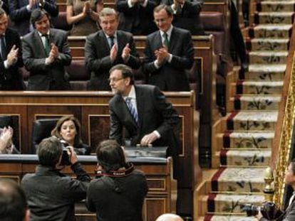 La bancada popular ovaciona ayer a Mariano Rajoy. 