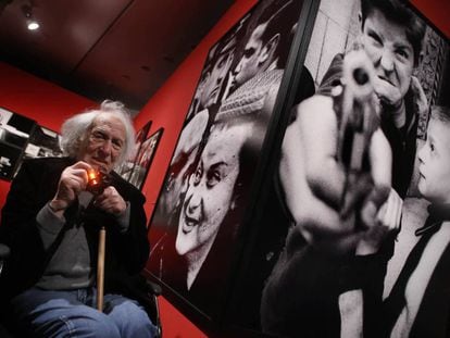 Klein en la inauguració de la seva mostra, al costat de les seves dues fotos més conegudes de Nova York.